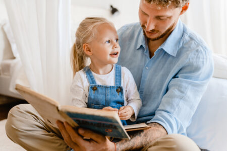 Vader leest kind voor