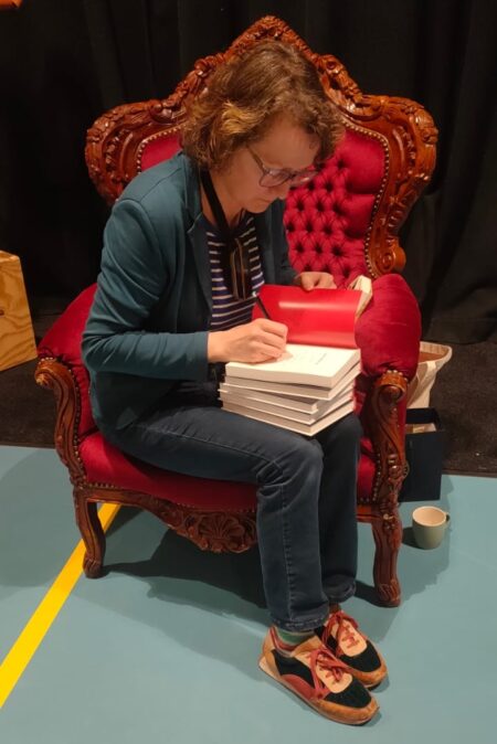 Melinda signeert bij Jenaplanschool Wittevrouwen