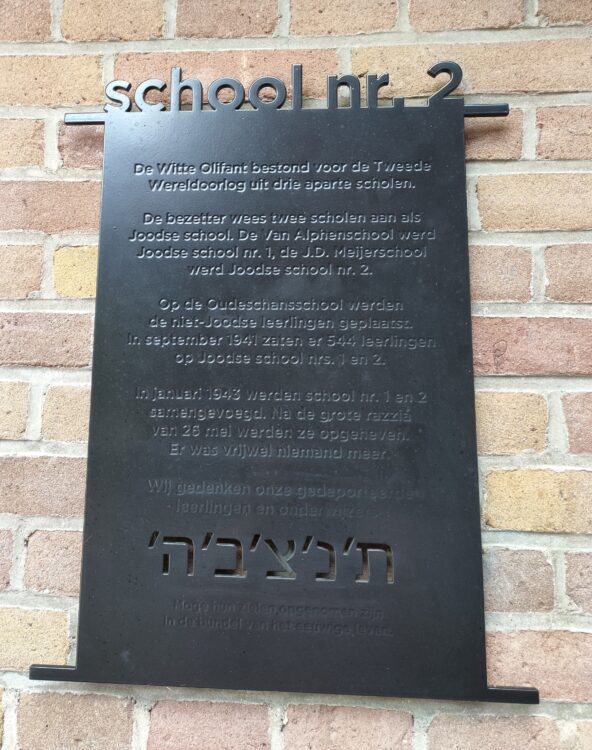 plaquette bij school 2. copyright Yolanda Felderhof en Rob Erdmann